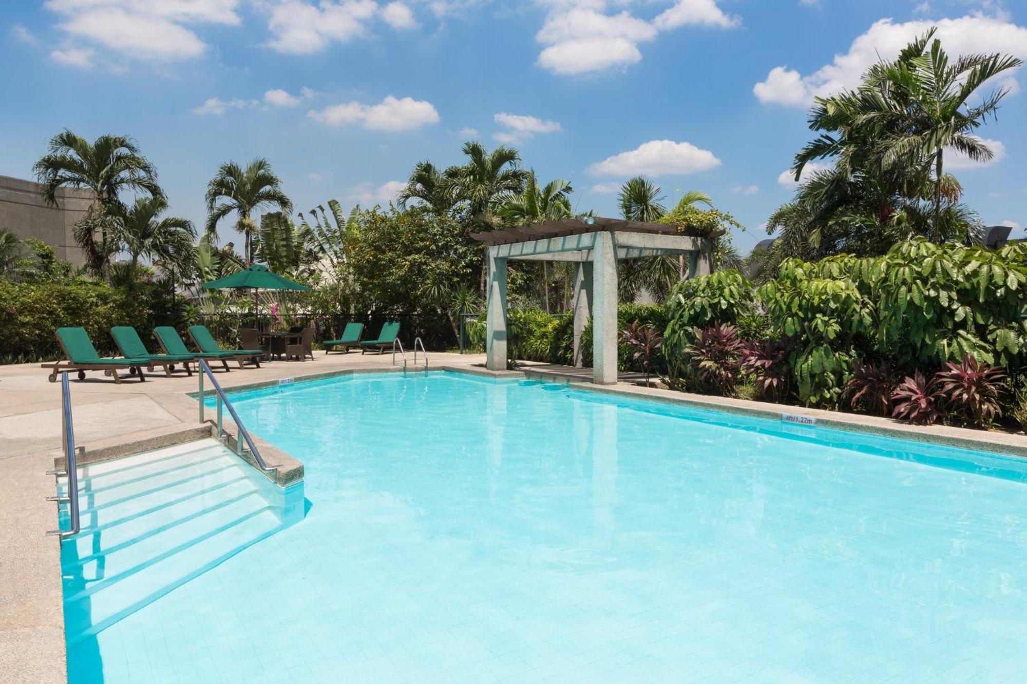 Holiday Inn & Suites Manila Galleria By Ihg Pasig City Zewnętrze zdjęcie